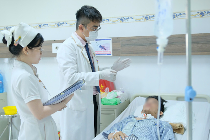 Nam thanh niên bị thang máy kẹp chặt vùng cổ
