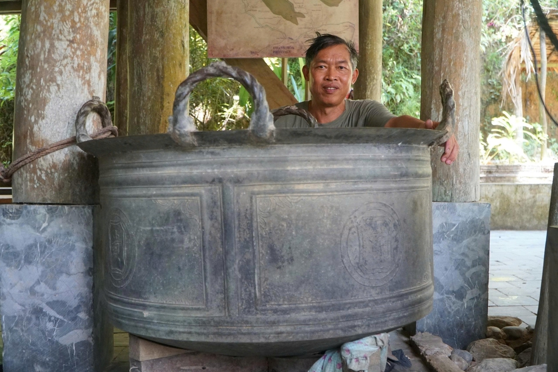 Người đàn ông ở Thanh Hóa đổi một căn nhà sàn lấy chiếc nồi đồng cổ