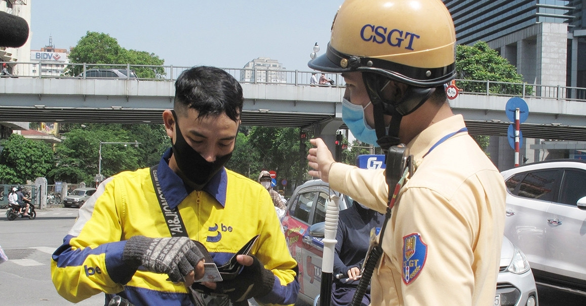 Những loại giấy tờ tài xế cần xuất trình khi CSGT yêu cầu