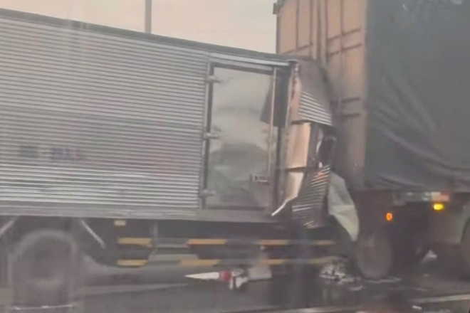Ô tô tải tông đuôi xe container trên cao tốc, tài xế tử vong tại chỗ