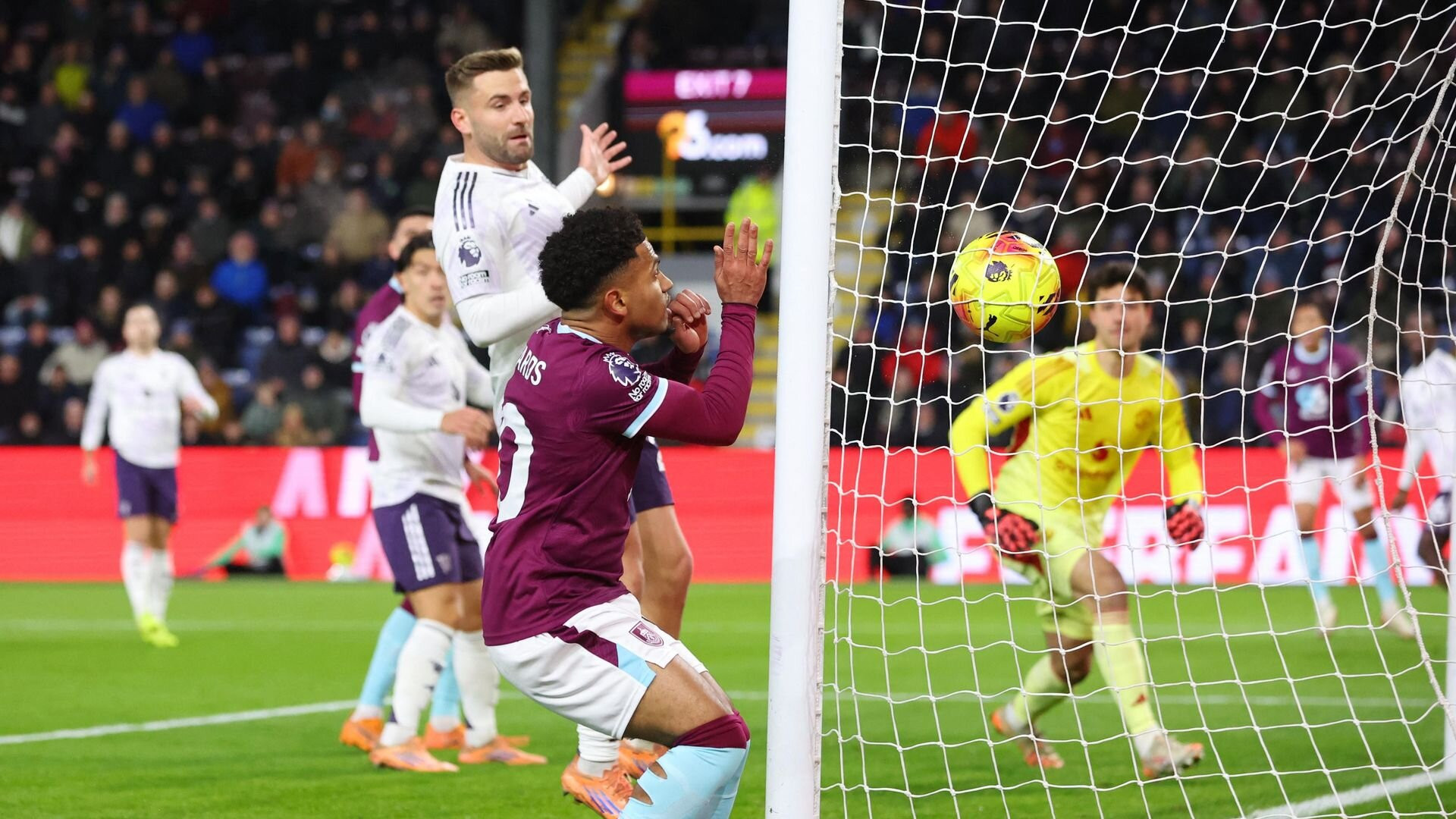 resources_premierleague_pulselive_com 2026 01 07T204426Z_904230090_UP1EM171LM1T3_RTRMADP_3_SOCCER ENGLAND BUR MUN.jpg