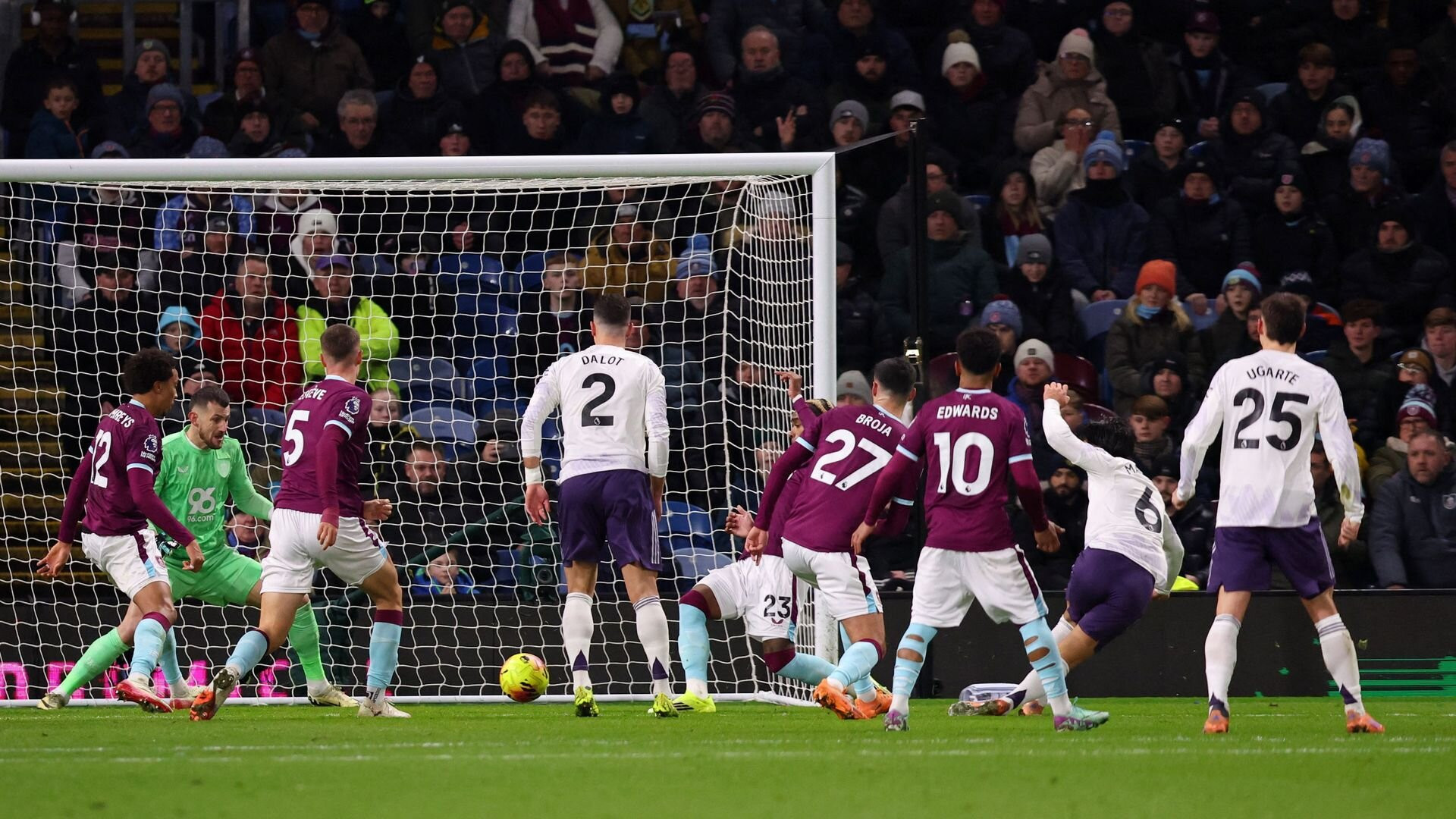 resources_premierleague_pulselive_com 2026 01 07T204426Z_904230090_UP1EM171LM1T3_RTRMADP_3_SOCCER ENGLAND BUR MUN (3).jpg