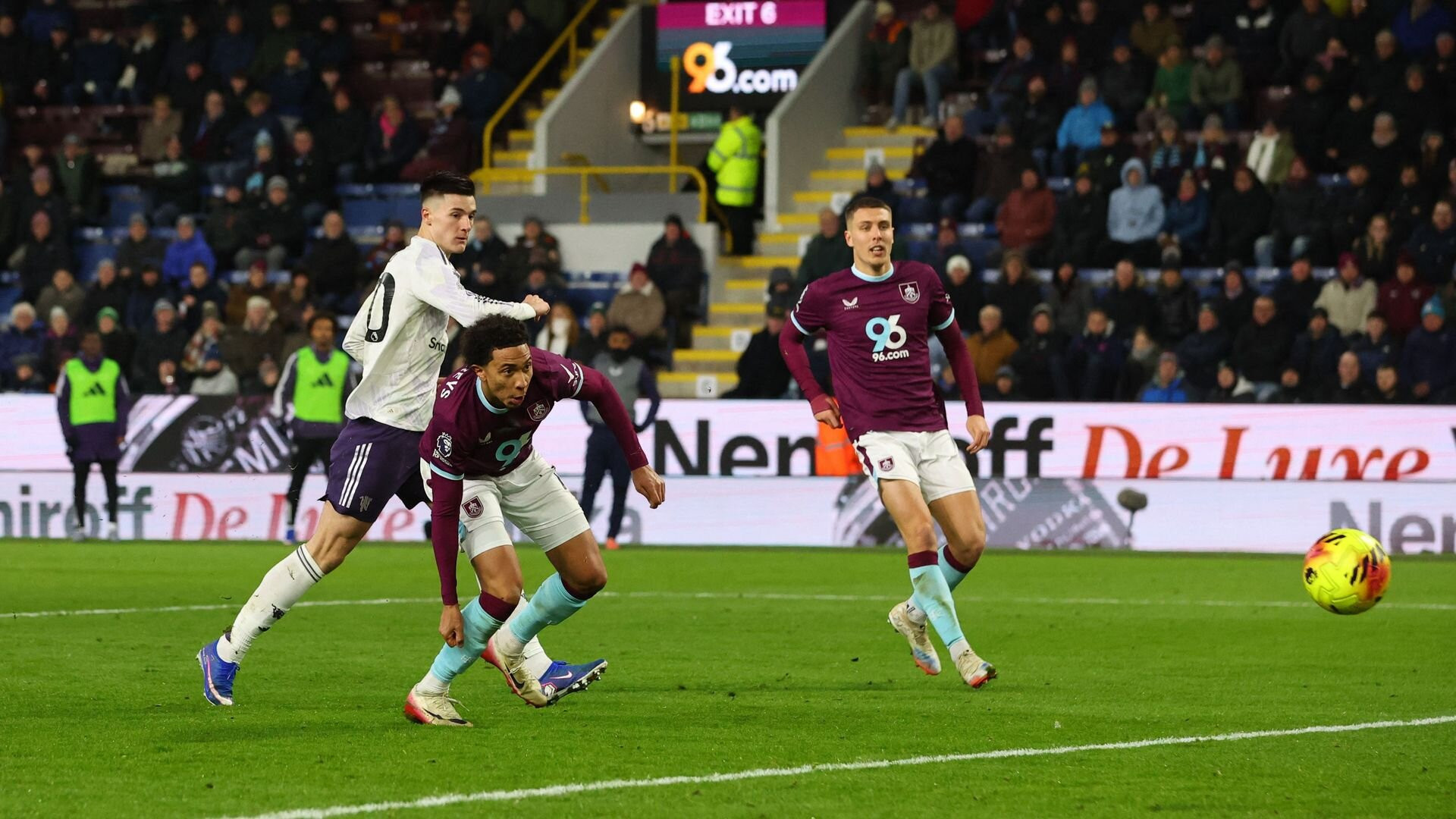 resources_premierleague_pulselive_com 2026 01 07T213713Z_790653918_UP1EM171O1Z29_RTRMADP_3_SOCCER ENGLAND BUR MUN (1).jpg