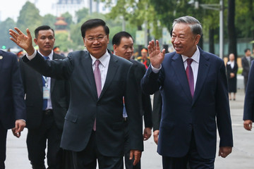 Tổng Bí thư Tô Lâm chúc mừng Tổng Bí thư Đảng Nhân dân cách mạng Lào Thongloun Sisoulith