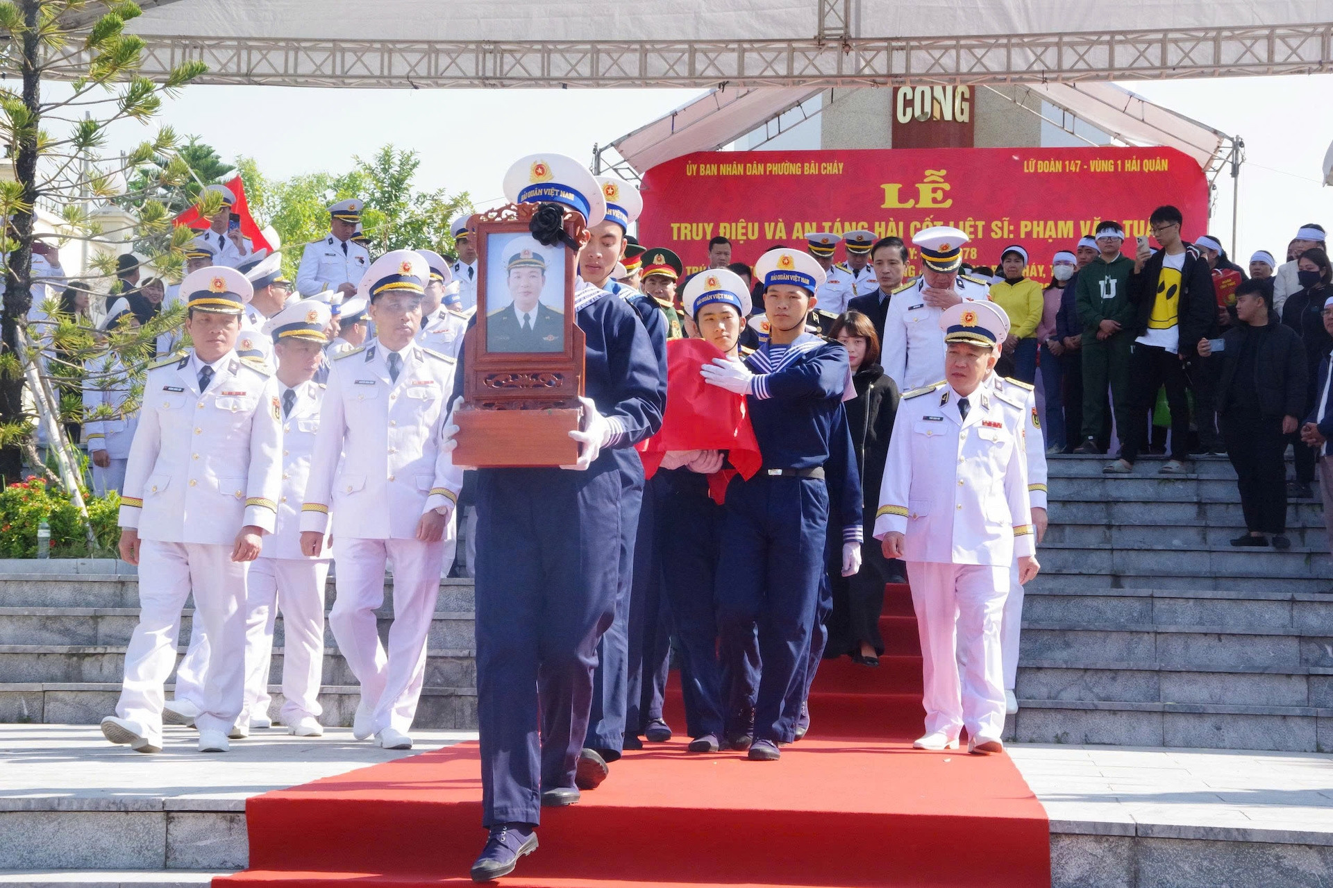 Trao bằng Tổ quốc ghi công cho 2 liệt sĩ hy sinh tại Trường Sa