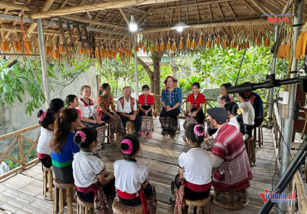 W-Nghệ nhân Sầm Thị Xanh truyền dạy chữ Thái cổ - Ảnh: Lữ Nghĩa.png