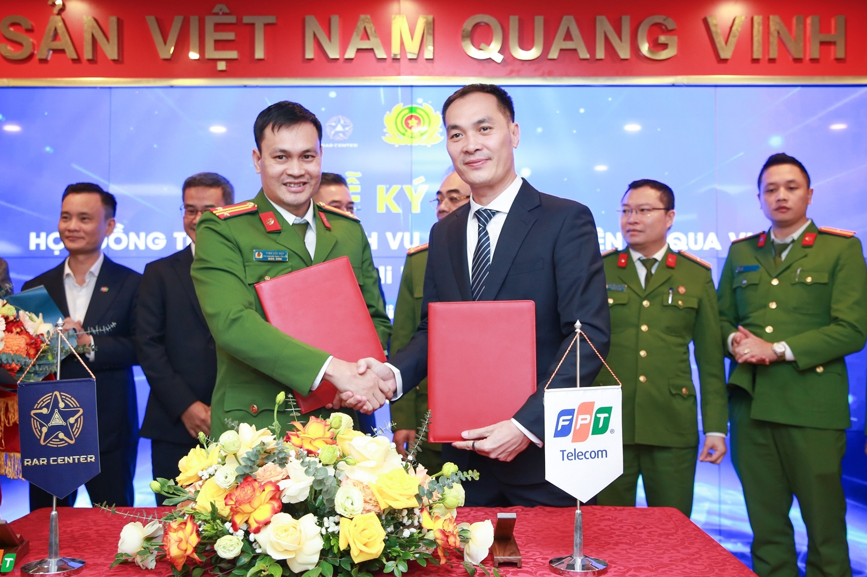 Xác thực điện tử qua VNeID trên các ứng dụng Hi FPT, FangTV