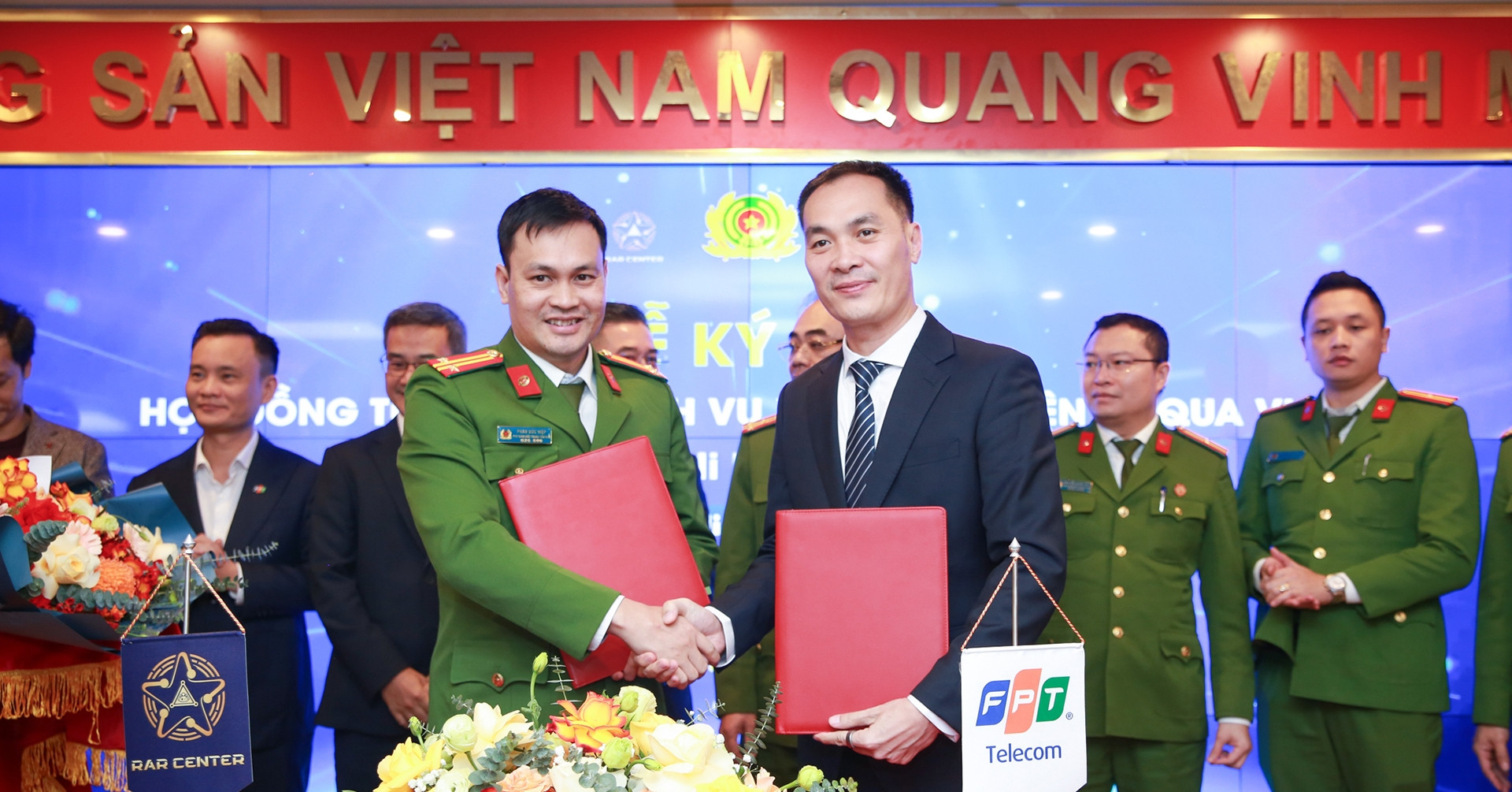 Xác thực điện tử qua VNeID trên các ứng dụng Hi FPT, FangTV