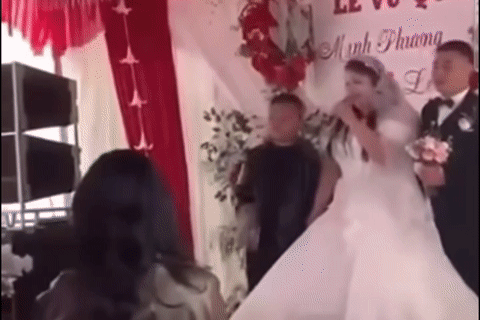Xôn xao clip cô dâu, chú rể bị ném mắm tôm trong đám cưới ở Ninh Bình