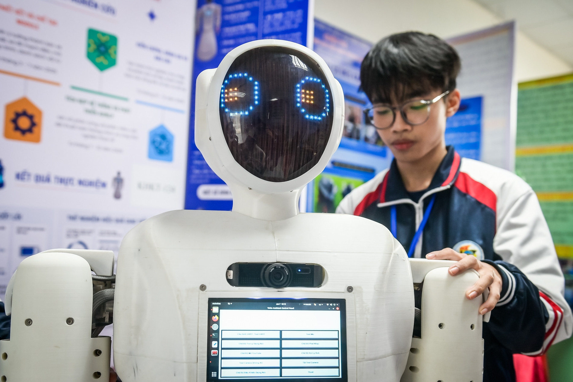 2 nam sinh Ninh Bình gây bất ngờ khi chế tạo robot hình người, cử động tay linh hoạt