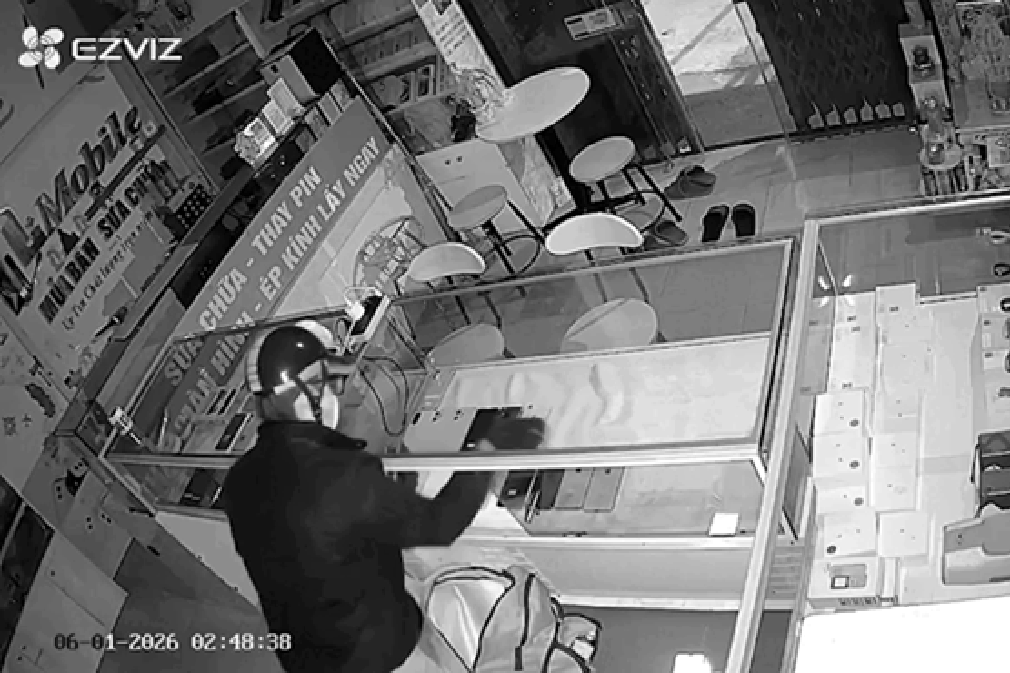 Bắt 2 thanh niên phá khóa cửa hàng, trộm 51 điện thoại ở Hà Nội