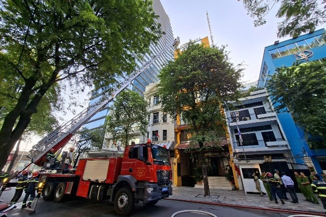 Cháy spa ở trung tâm TPHCM, một người phụ nữ được giải cứu