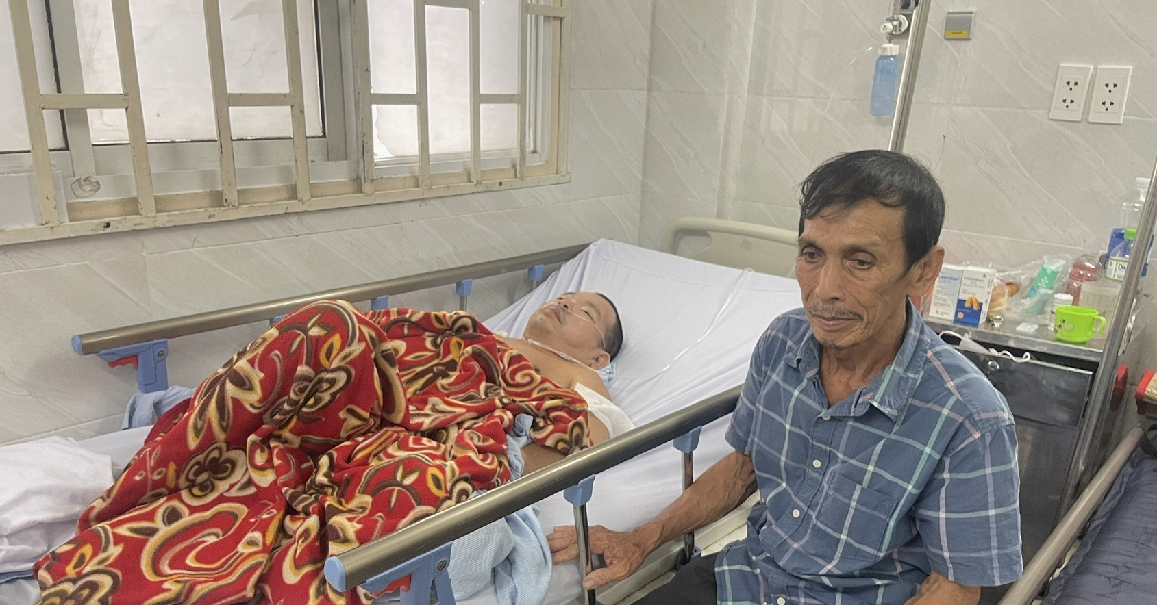 Con trai bại liệt nguy kịch, cha 70 tuổi chạy xe ôm không lo nổi viện phí