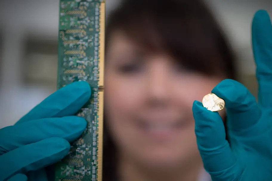 Công nghệ thu hồi hơn 98% vàng từ điện thoại cũ trong 20 phút