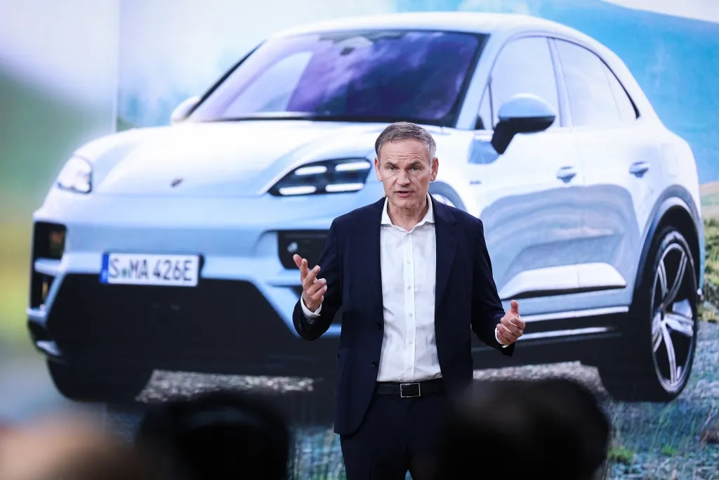 Cựu CEO Porsche thừa nhận sai lầm khi đã 'khai tử' dòng xe xăng nổi tiếng này