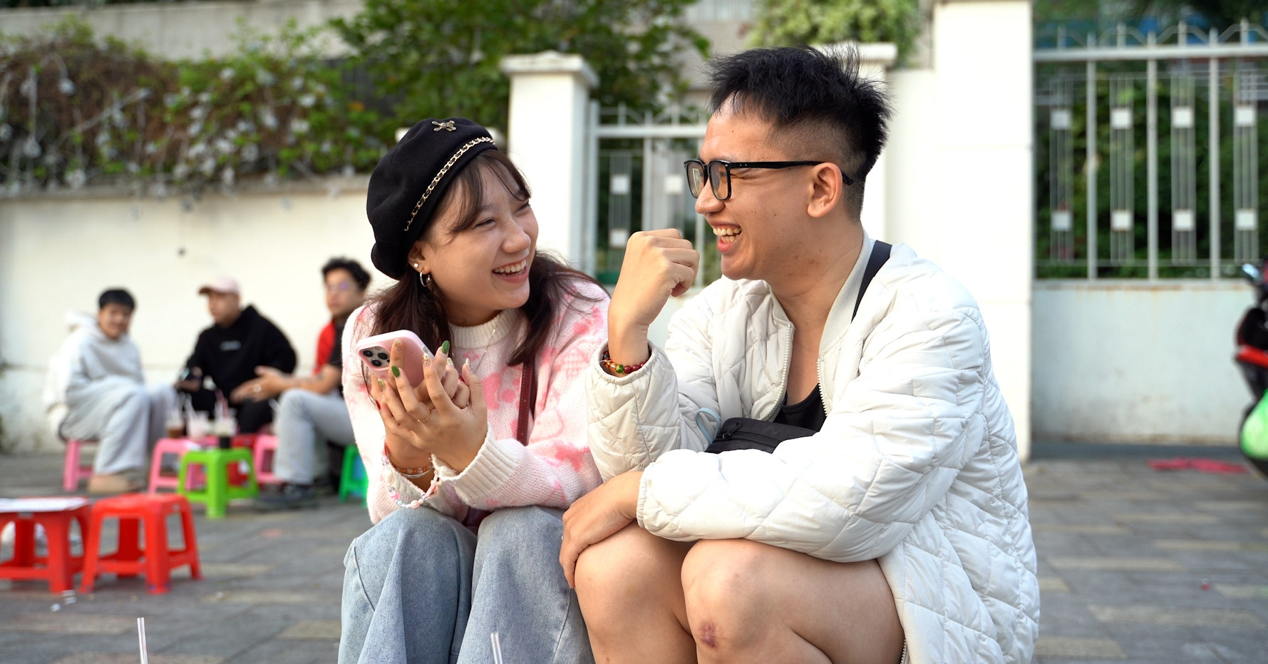 Giới trẻ dậy sớm, diện đồ len tận hưởng thời tiết TPHCM xuống 17 độ C