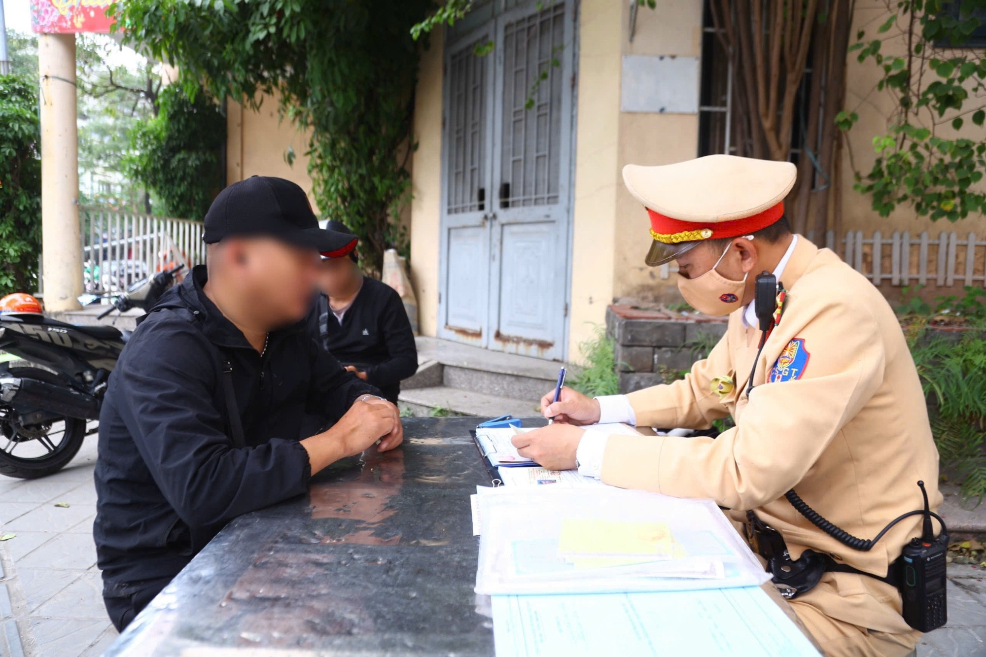 Không nộp phạt giao thông đúng hạn có bị trừ thẳng vào lương?