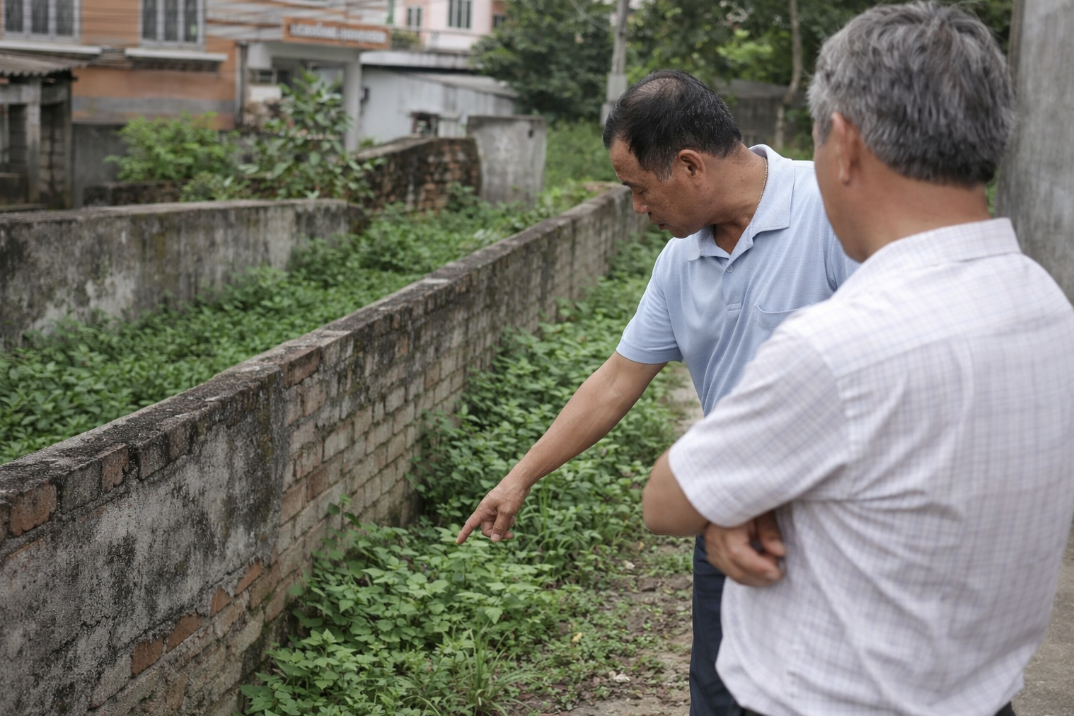 Làm thủ tục cấp sổ đỏ nhưng hàng xóm không chịu ký giáp ranh thì phải làm sao?