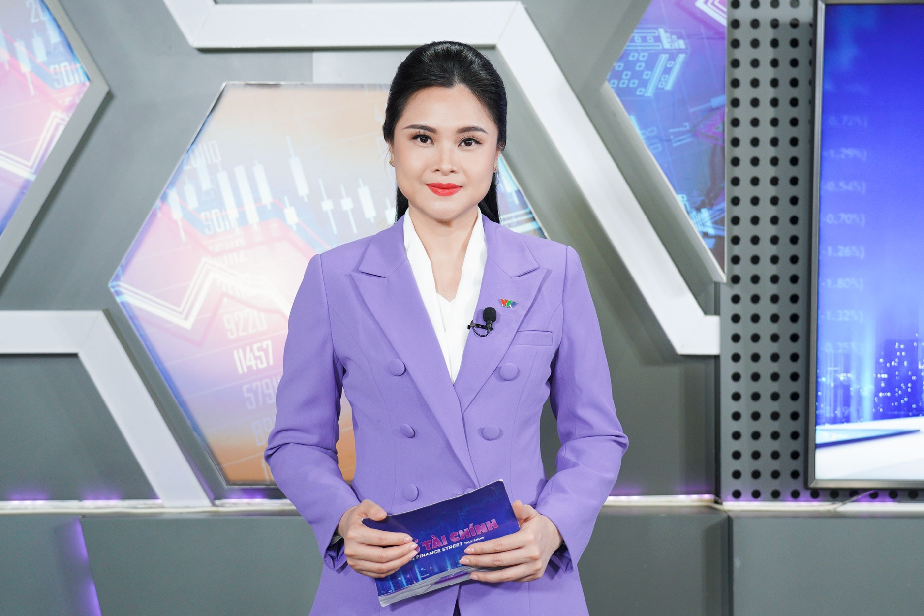 Nữ BTV xinh đẹp chuyên mặc màu tím trên sóng VTV là ai?