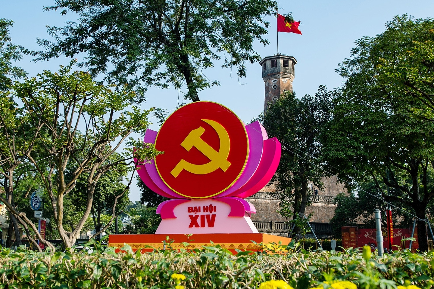 Phố phường Hà Nội rực rỡ cờ hoa chào mừng Đại hội 14 của Đảng