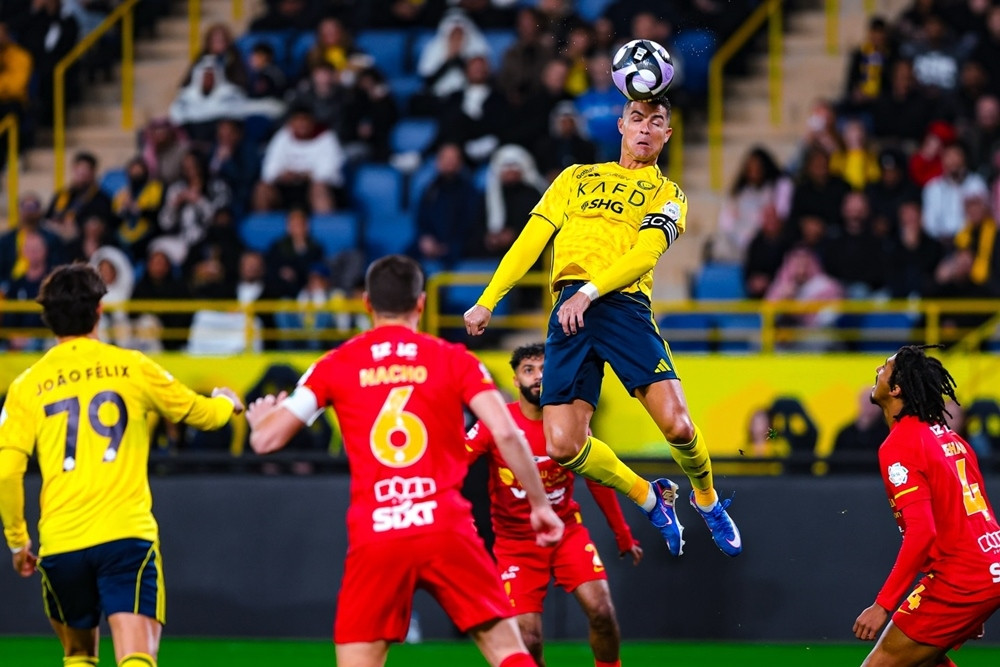 Ronaldo ghi bàn, Al Nassr vẫn bị Al Hilal bỏ xa 4 điểm