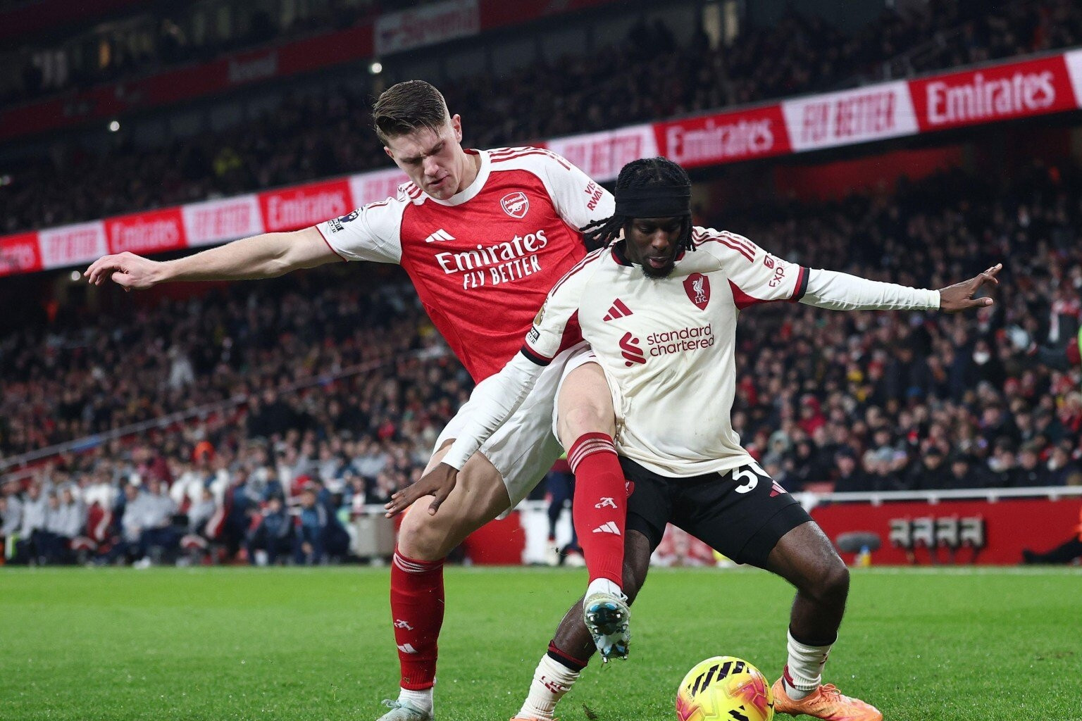 Tiền đạo Arsenal bị chê là 'vô dụng' sau trận hòa Liverpool