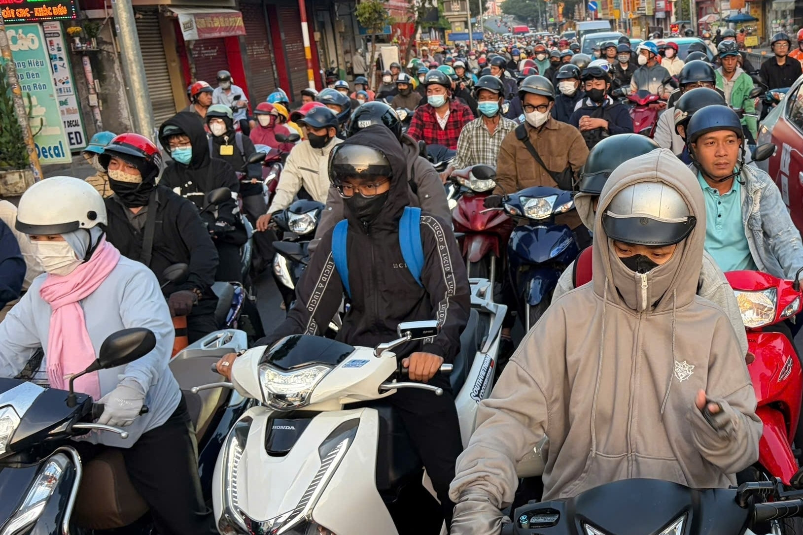 TPHCM lạnh se sắt, cảm nhận chỉ 17 độ C ngỡ như ở Đà Lạt