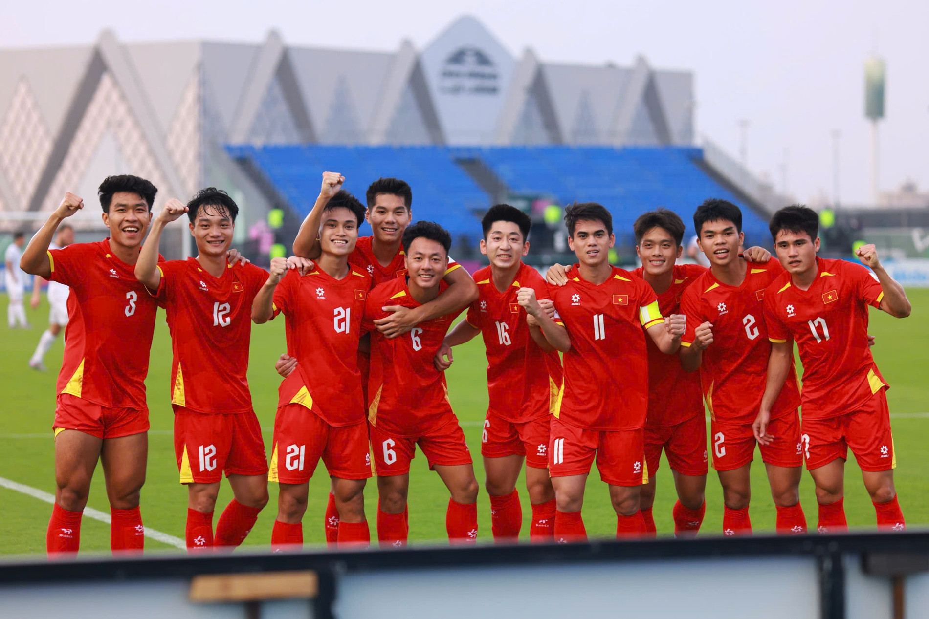 Video Văn Thuận khiến cầu thủ U23 Kyrgyzstan 'đốt lưới nhà'