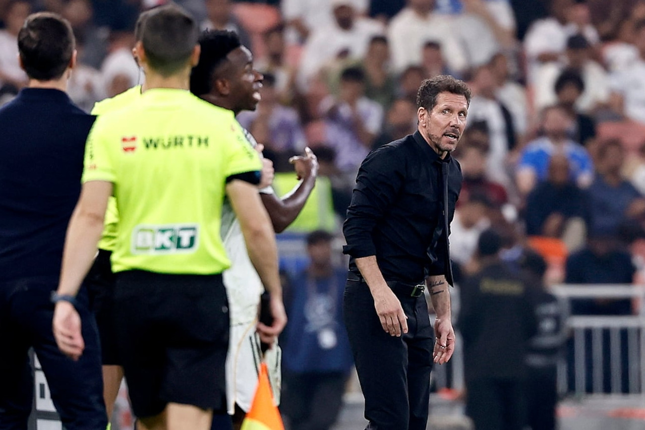 Vinicius suýt ẩu đả Simeone ở derby Madrid