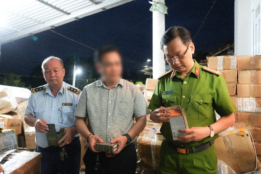 Vợ chồng giám đốc một công ty ở Cần Thơ sản xuất nước hoa giả Dior, Chanel