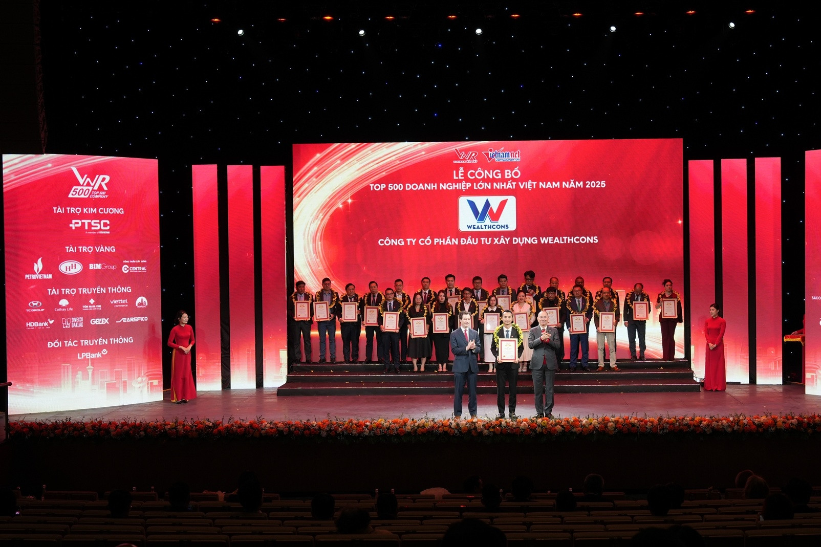 Wealthcons và cú đúp giải thưởng 2025: Tăng trưởng từ nội lực