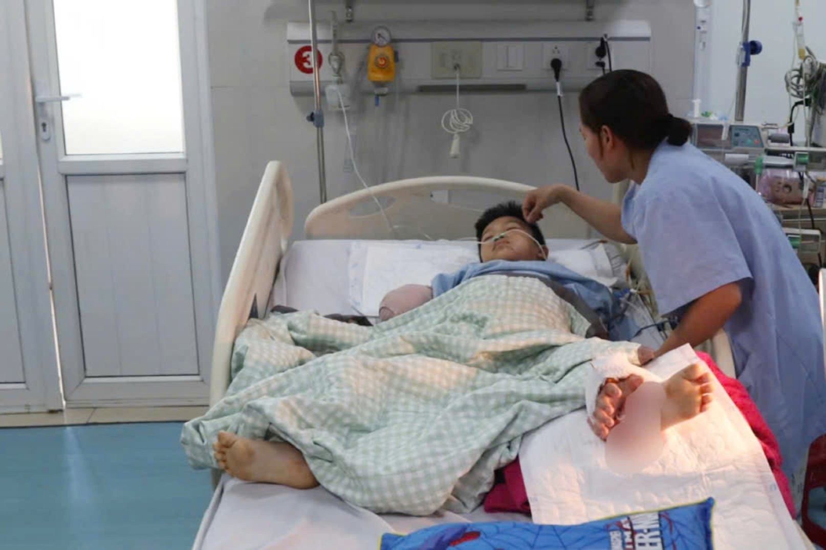 Bé trai 8 tuổi đứt lìa bàn tay bật khóc hỏi mẹ: 'Sao tay con lại mọc dưới chân?'