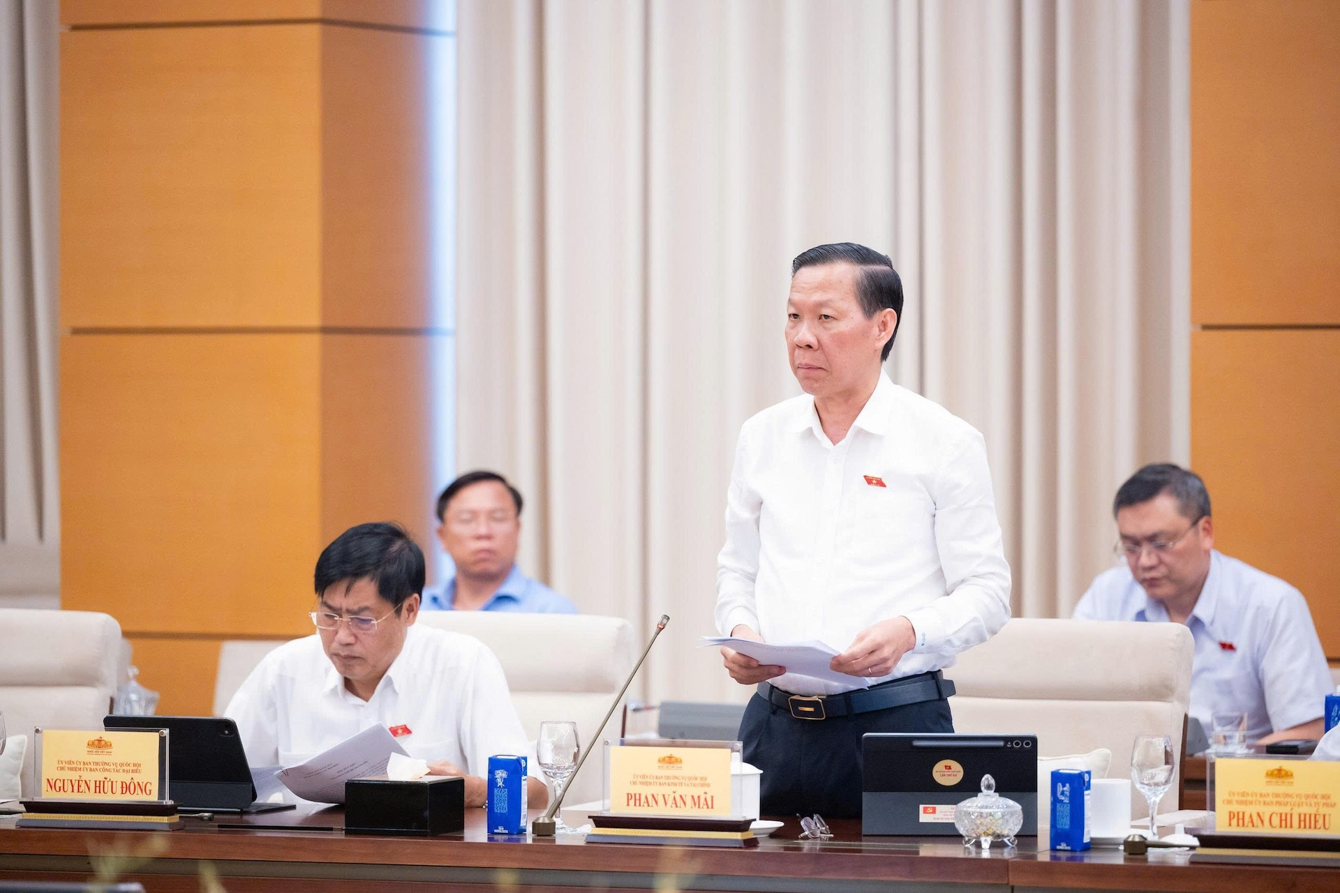 Chủ nhiệm Ủy ban Kinh tế và Tài chính của Quốc hội Phan Văn Mãi trình bày báo cáo thẩm tra