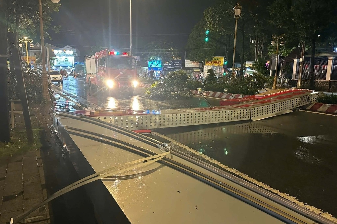 Cổng chào cao 5m ở TPHCM đổ sập trong mưa lớn