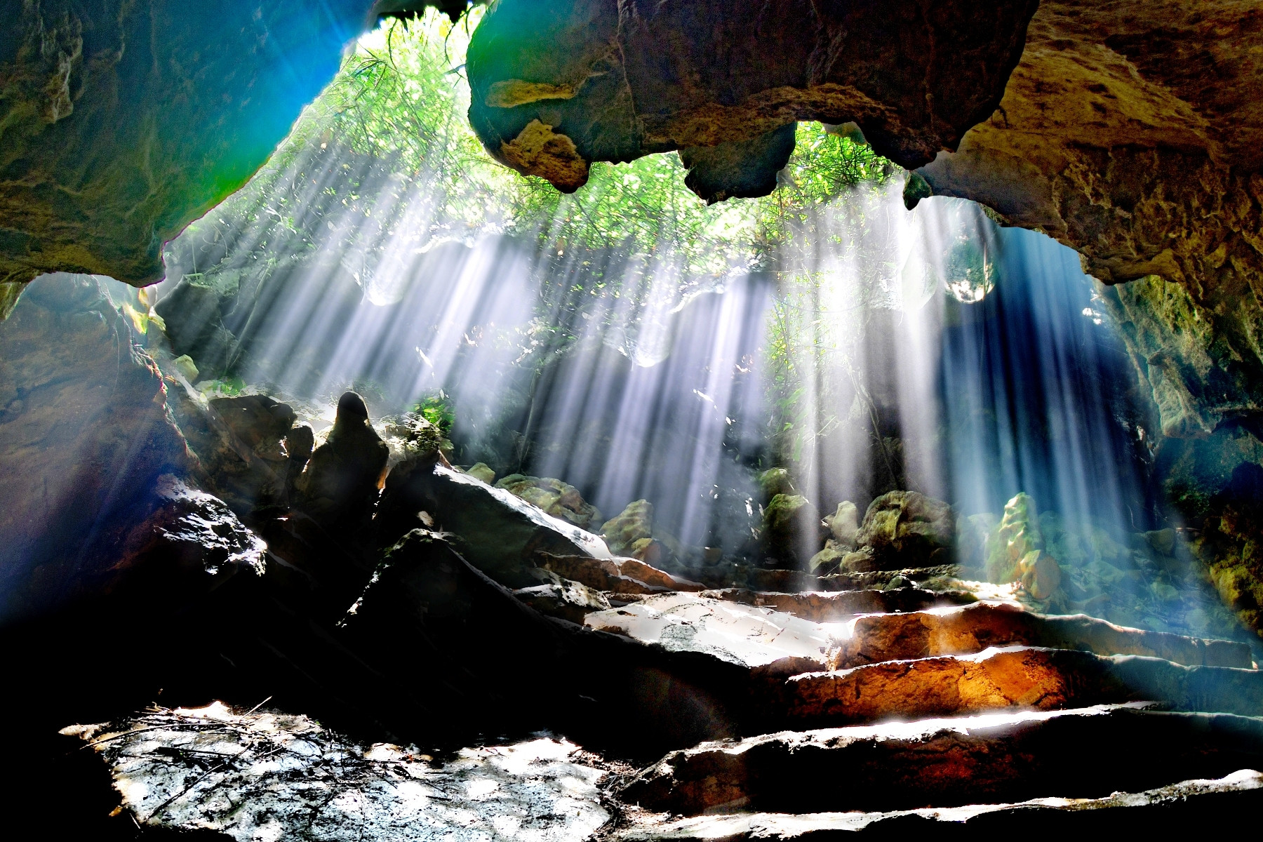Hang động kỳ thú ở Ninh Bình, du khách đi thuyền giữa 'dải ngân hà'