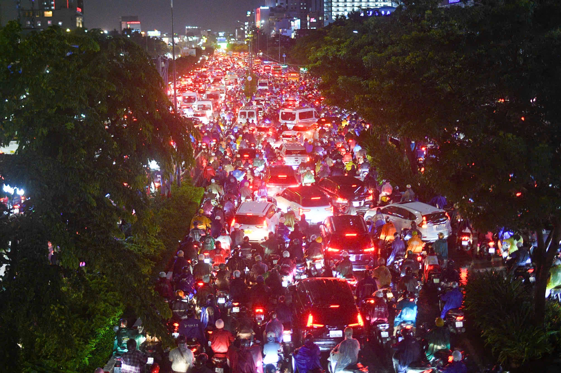 Mưa trắng trời, người dân TPHCM mắc kẹt hàng giờ trên đường về nhà