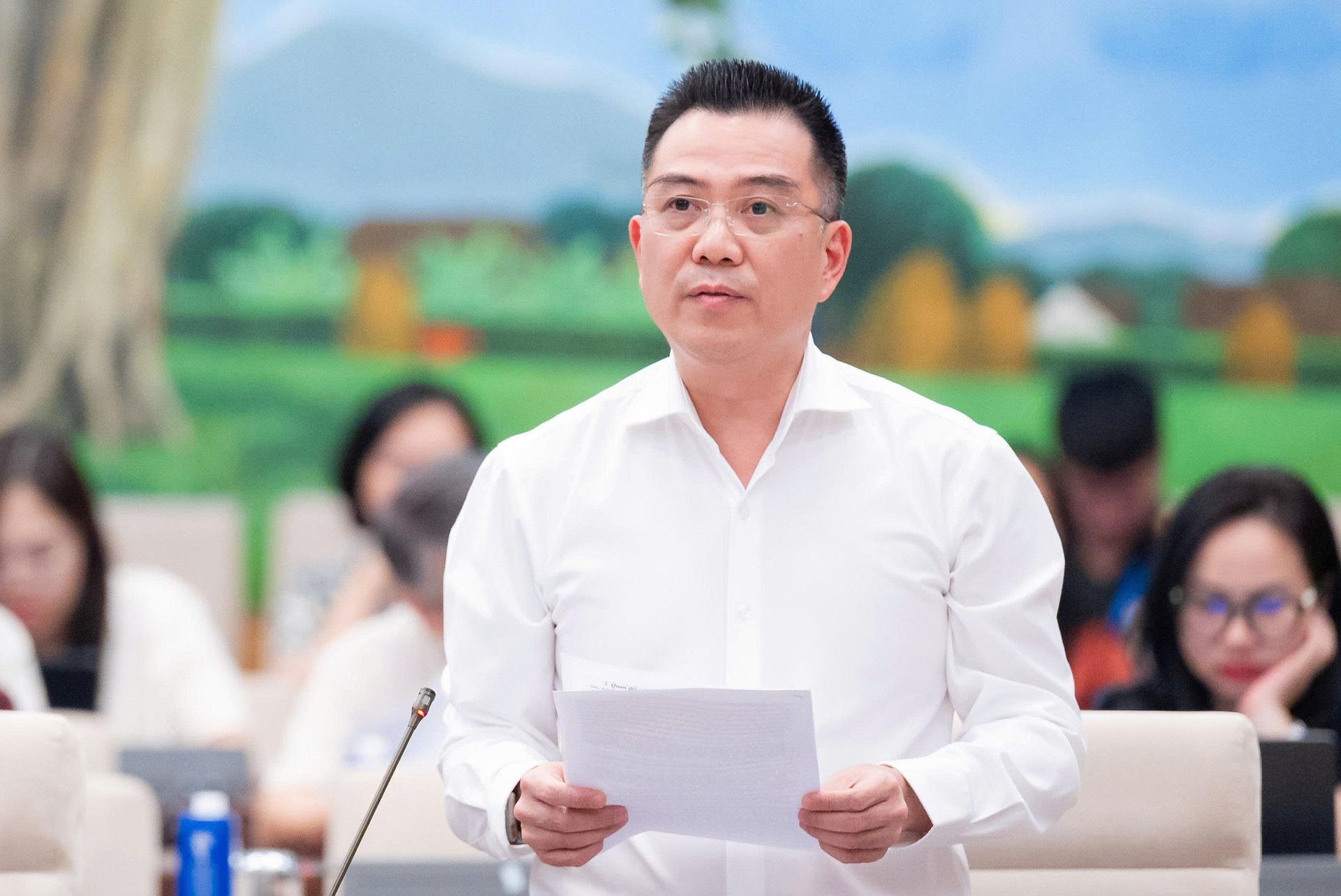 Thứ trưởng Bộ Nông nghiệp và Môi trường Đặng Ngọc Điệp trình bày tờ trình