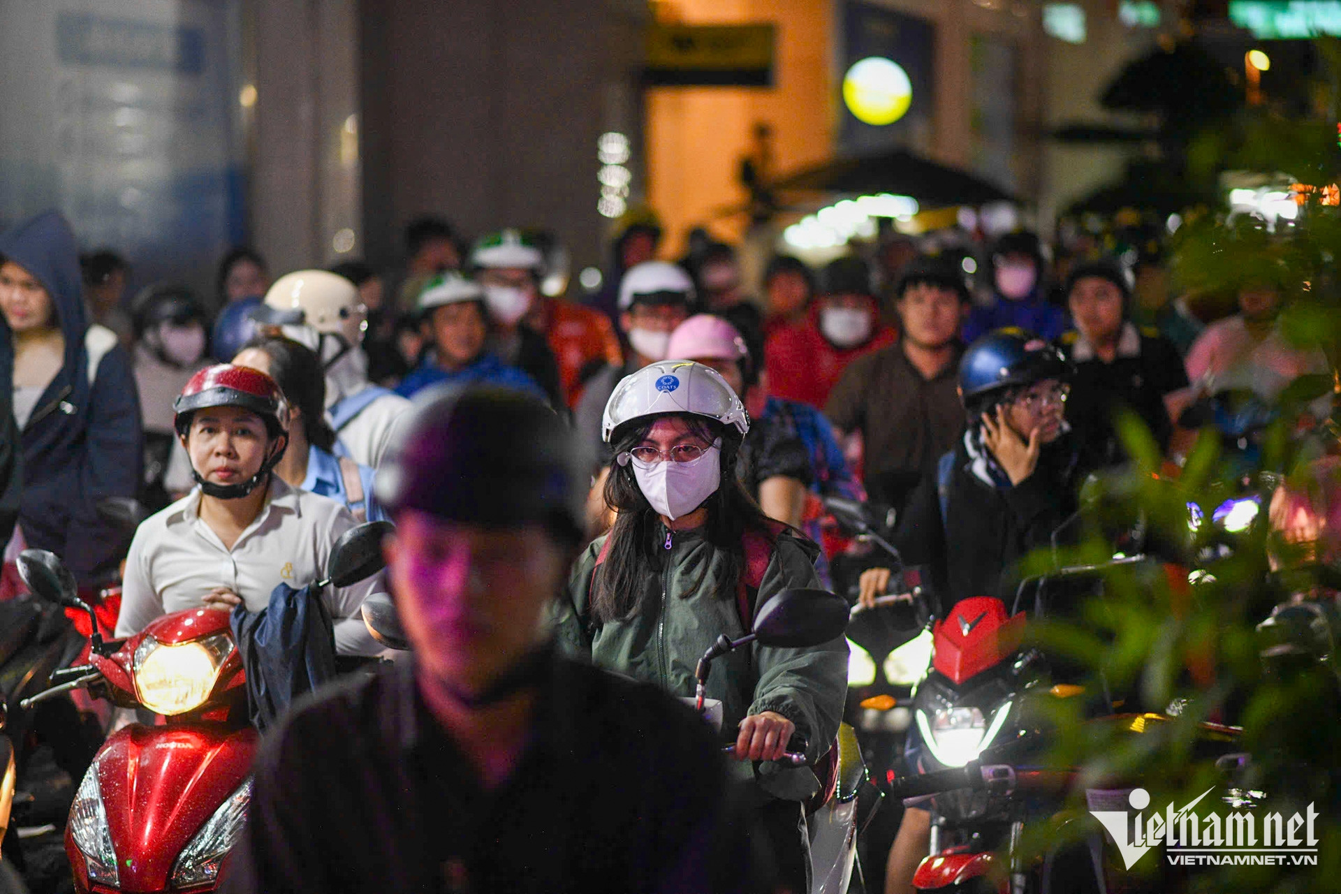 https://static-images.vnncdn.net/vps_images_publish/000001/000003/2026/10/1/w-mua-ngap-nguyen-hue-30-2925.jpg