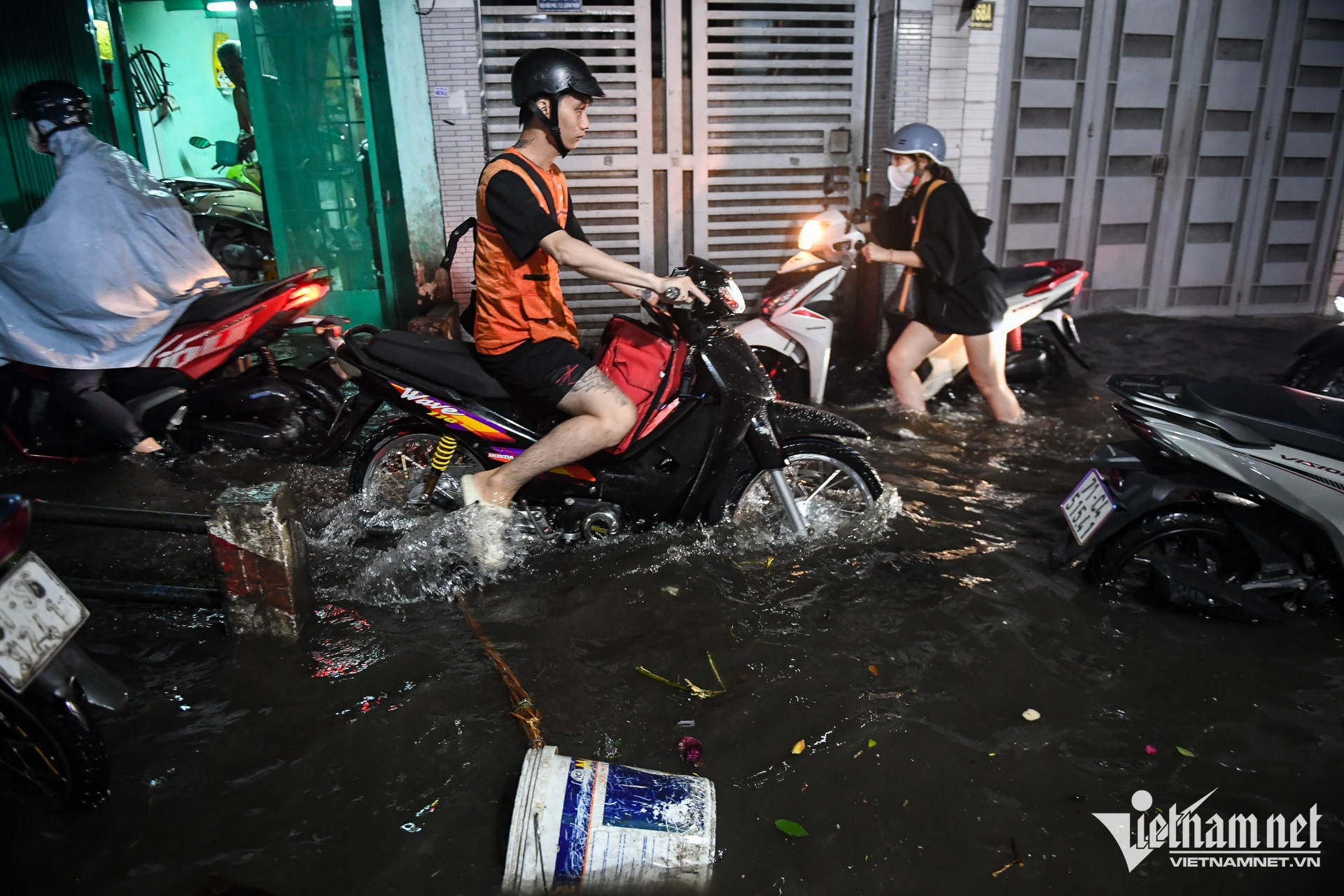https://static-images.vnncdn.net/vps_images_publish/000001/000003/2026/10/1/w-mua-ngap-nguyen-hue-6-2930.jpg