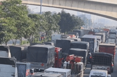 Xe xếp hàng 5km, cửa ngõ TPHCM rối loạn