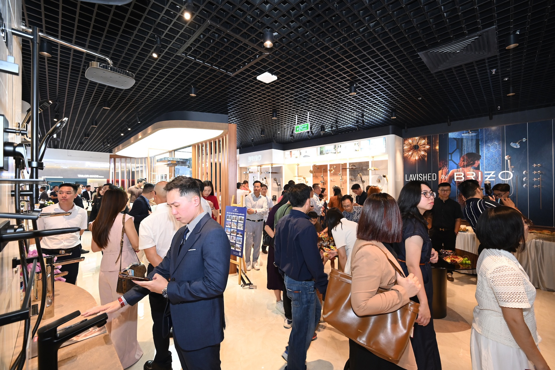4 Không gian Showroom Uuviet Solutions Hà Nội nhận được sự quan tâm của đông đảo khách tham quan.JPG