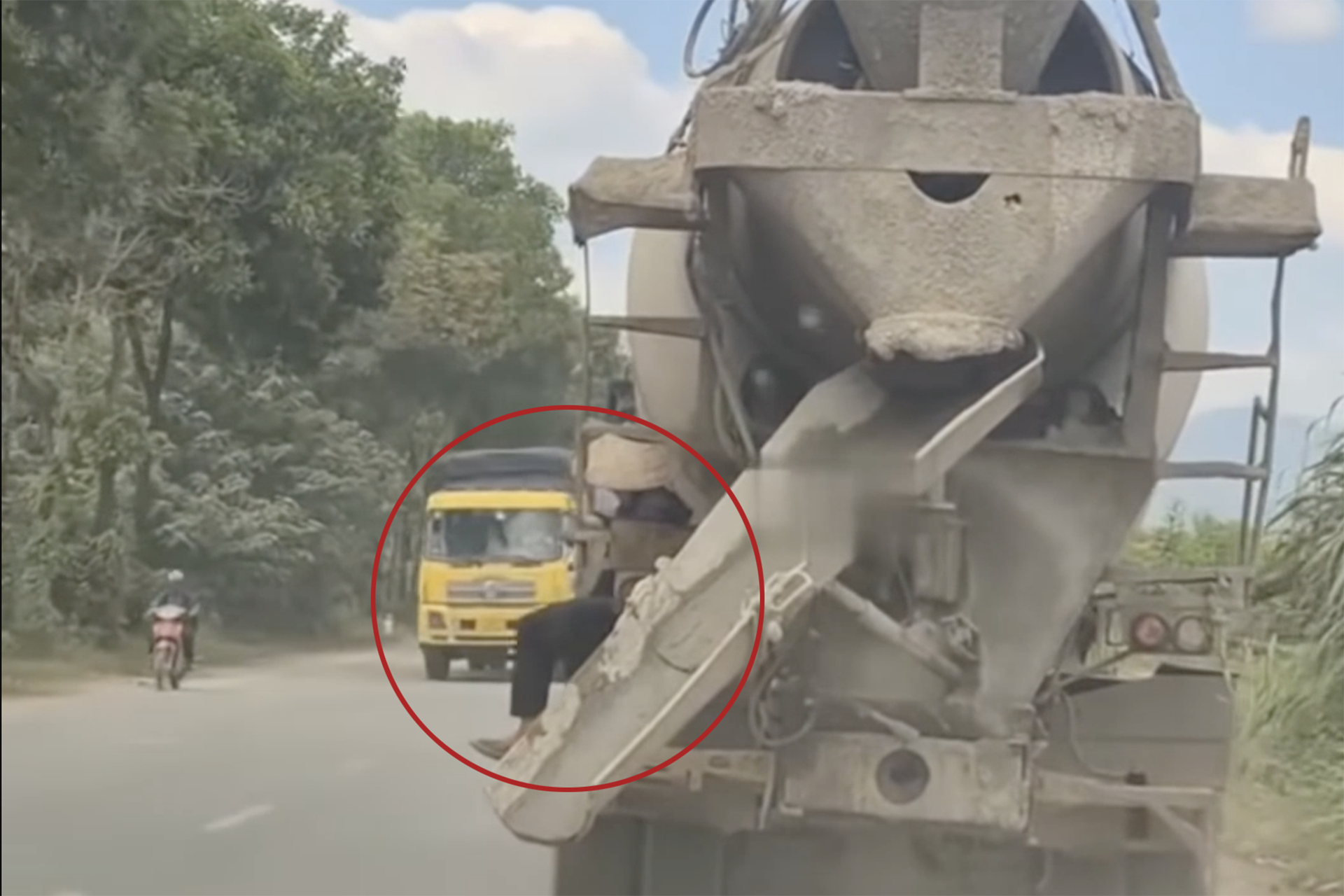 Người ngồi vắt vẻo trên xe trộn bê tông, tài xế bị phạt 28 triệu đồng