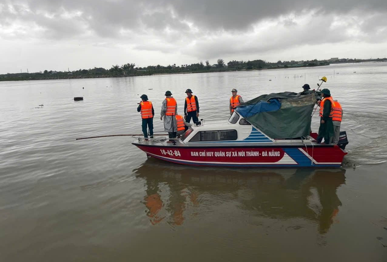 Bị sét đánh khi đi đánh cá cùng vợ, người đàn ông rơi xuống sông mất tích