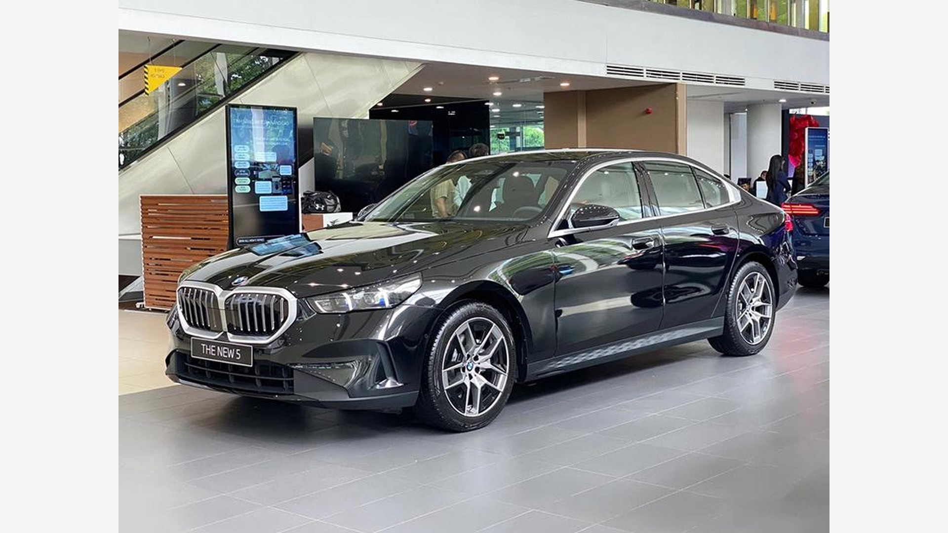 https://static-images.vnncdn.net/vps_images_publish/000001/000003/2026/10/10/bmw-5-series-1920x1080-1159.jpg