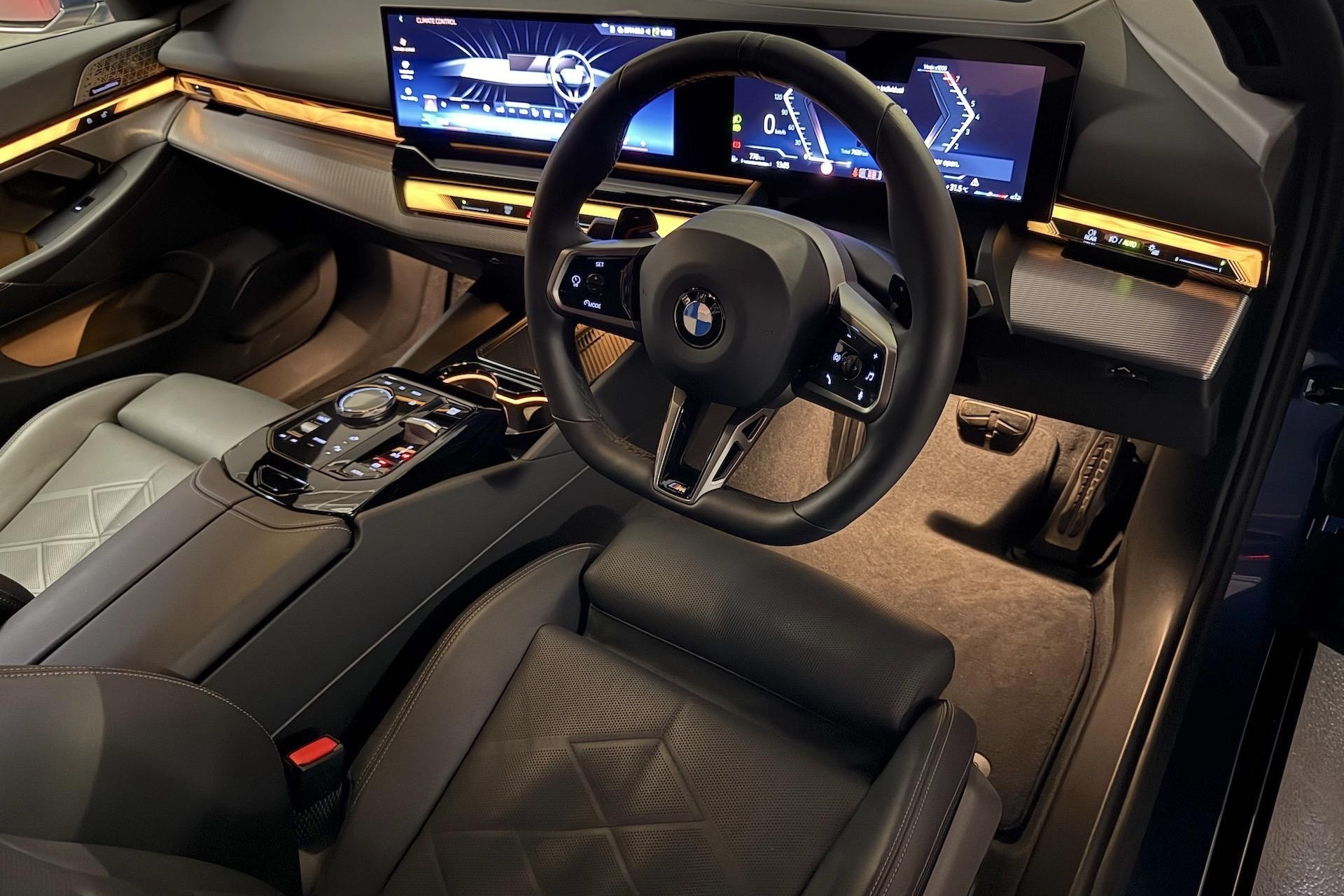 https://static-images.vnncdn.net/vps_images_publish/000001/000003/2026/10/10/bmw-noi-that-1920x1280-sua-3-1161.jpg