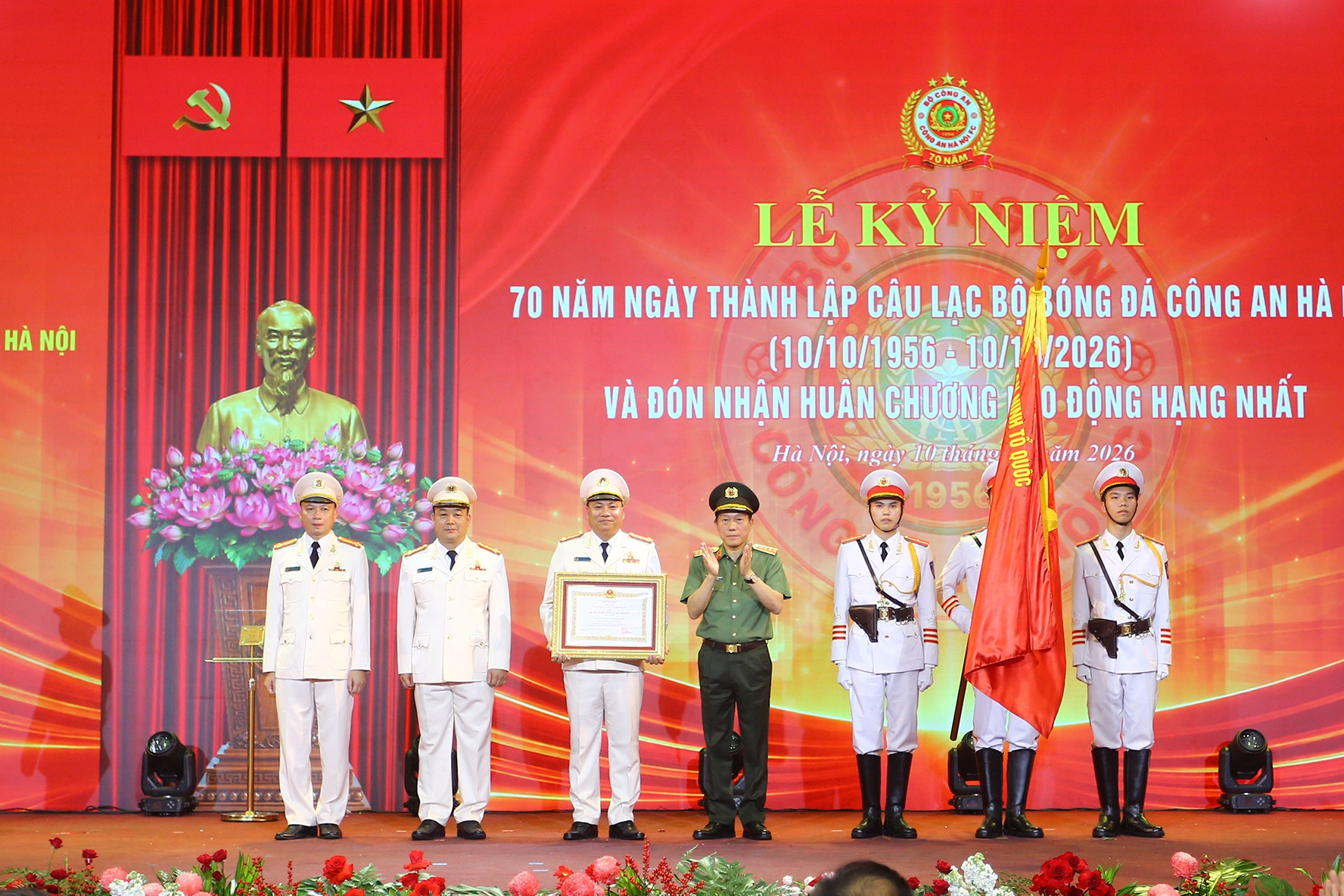 CLB CAHN đón nhận Huân chương Lao động hạng Nhất