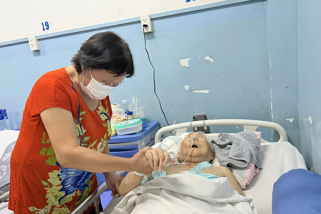 Con cái chăm sóc bằng tấm lòng nhưng sao thành làm đau cha mẹ?