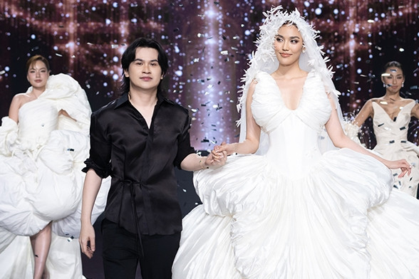 Đột nhập hậu trường show có hoa hậu Lê Hoàng Phương, siêu mẫu Lan Khuê diễn