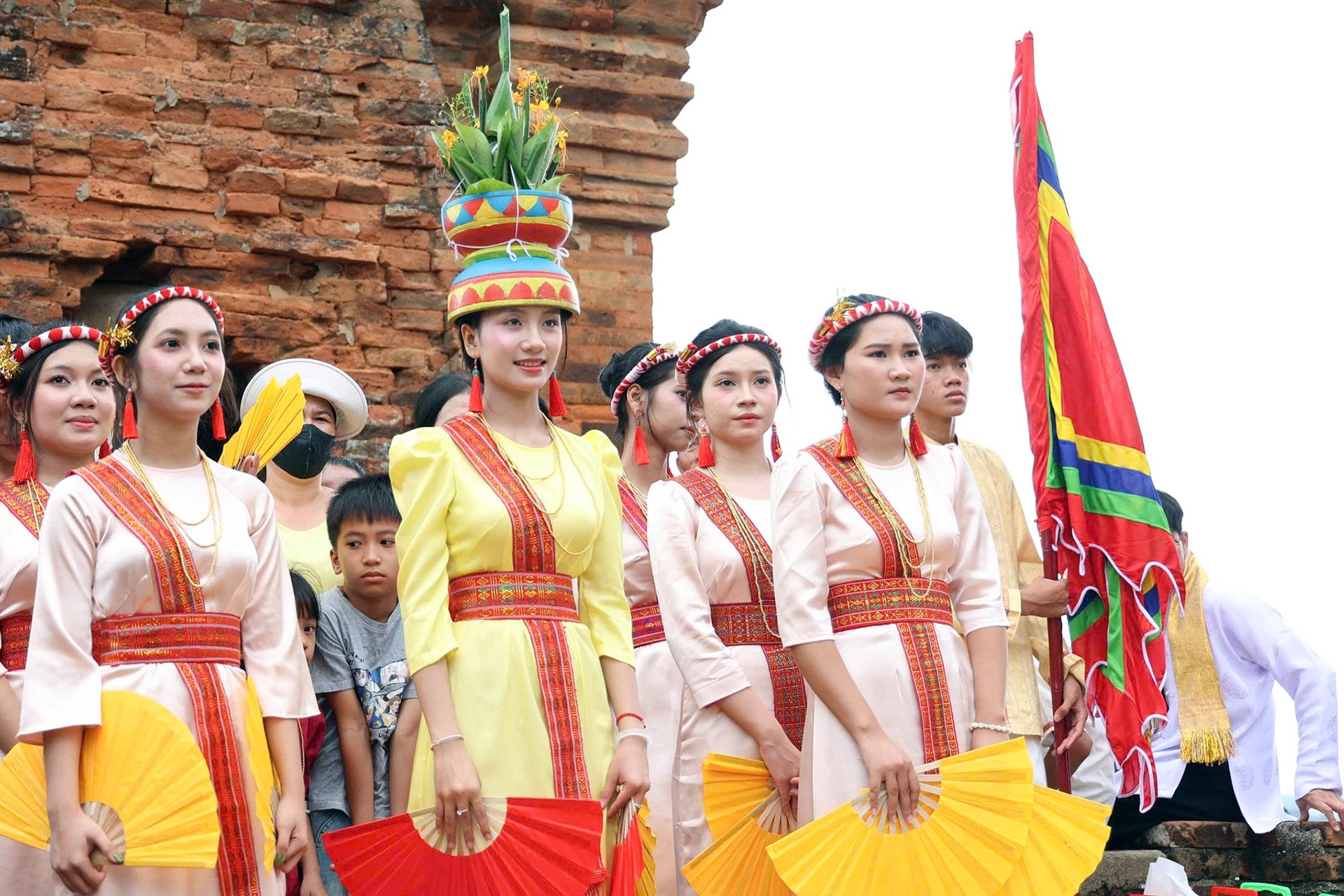 Hàng nghìn người Chăm đội lễ vật đổ về tháp Pô Klong Garai dự lễ hội Katê