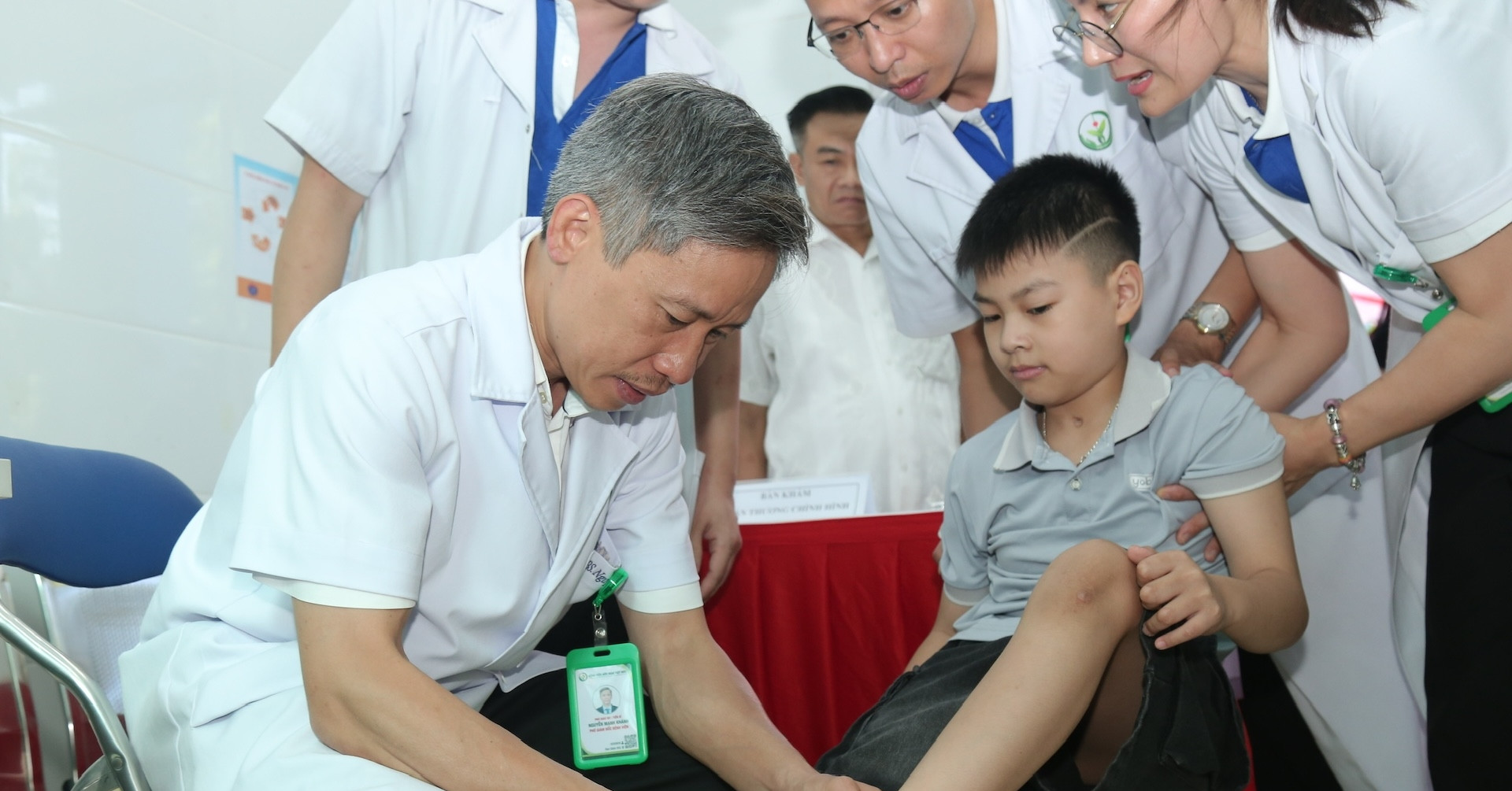 Lời hẹn thần tốc của chuyên gia phẫu thuật hiện thực hóa giấc mơ cho cậu bé Hà Nội